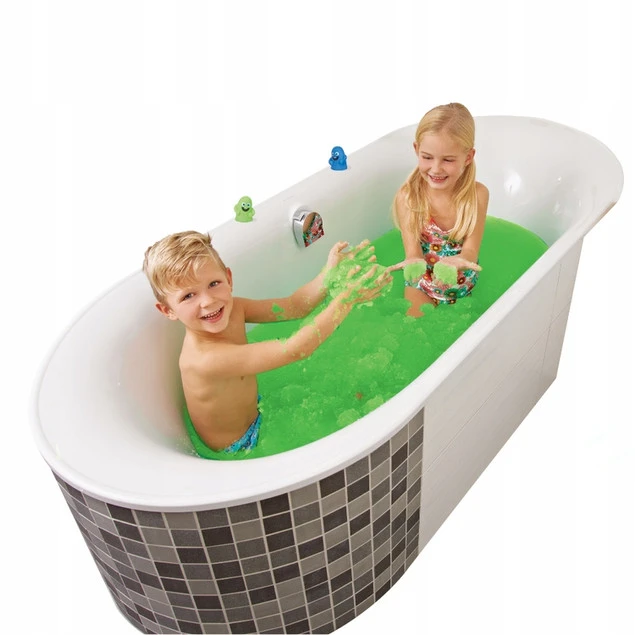 Dziecko bawiące się proszkiem Gelli Baff