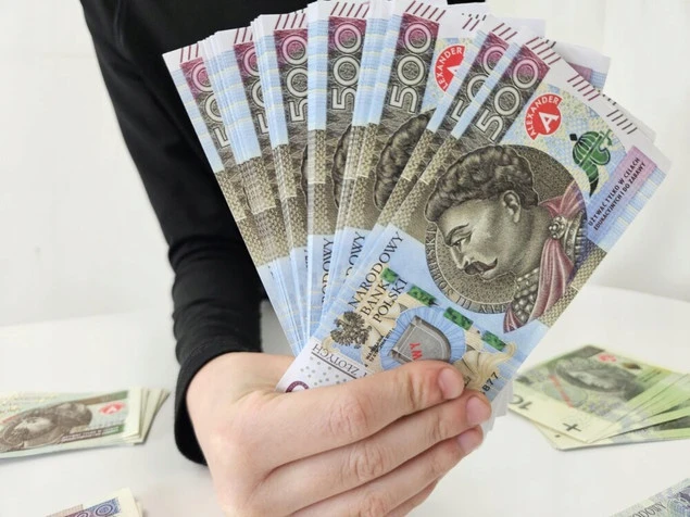 Dziecko liczące banknoty