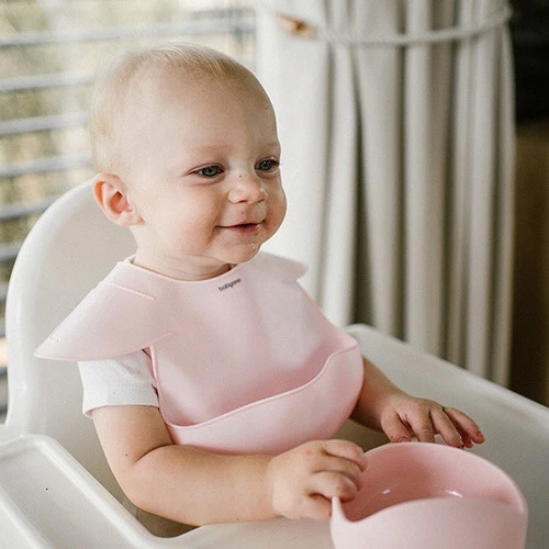 Śliniak silikonowy Babyono z kieszonką różowy