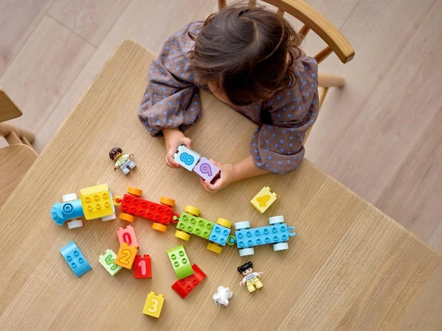 LEGO DUPLO Pociąg z cyferkami – dziewczynka chłopiec i piesek
