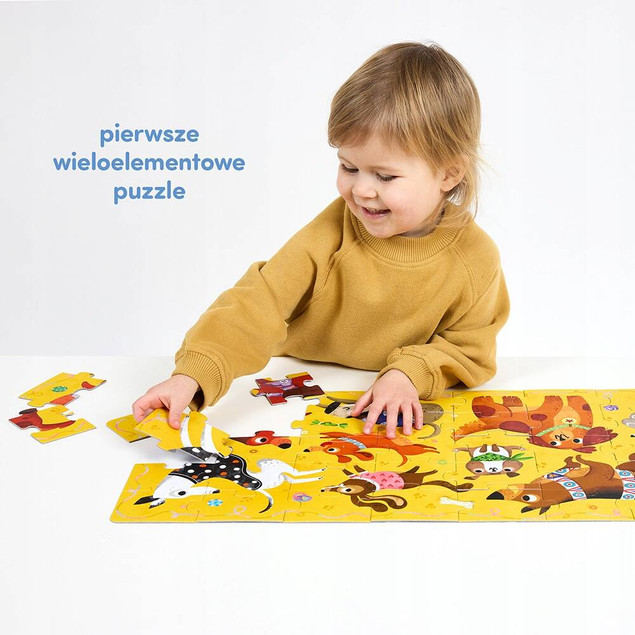Elementy puzzli w rękach dziecka