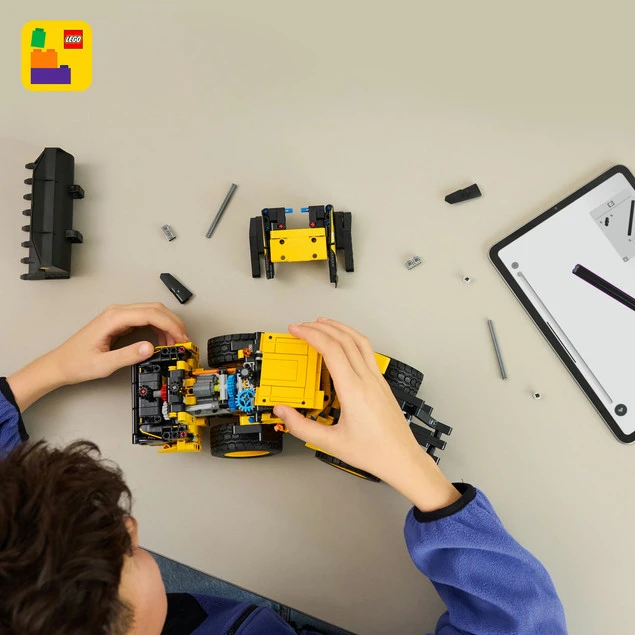 LEGO Technic 42209 Volvo L120 Elektryczna Ładowarka Kołowa - Przegubowe sterowanie