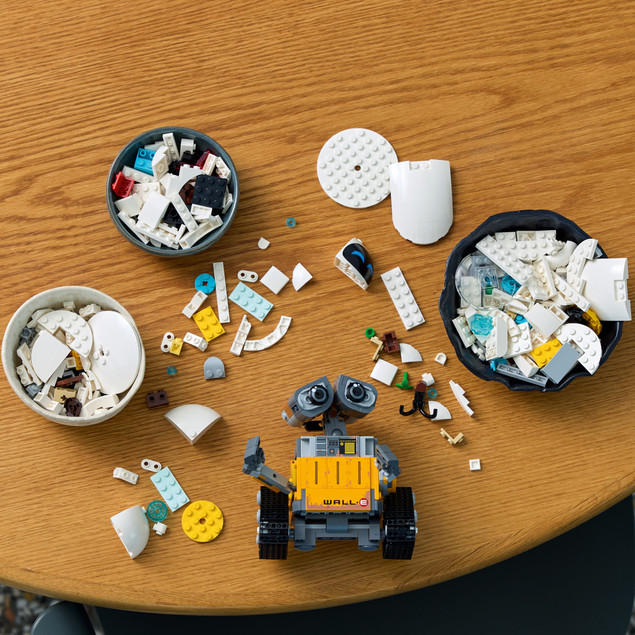 LEGO Disney Pixar 43279 WALL‑E i EVE — Zestaw kolekcjonerski 811 elementów
