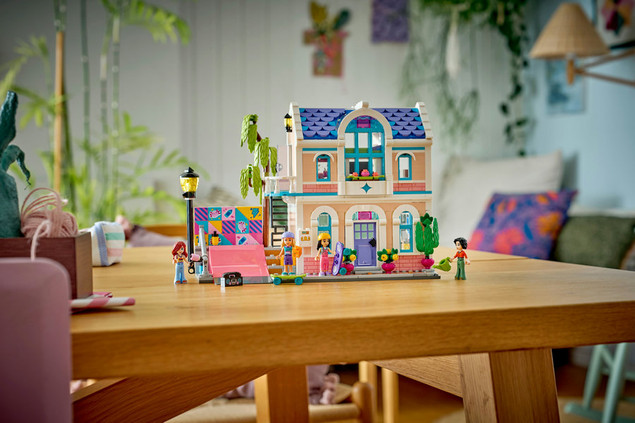 LEGO Friends 42687 Dom rodzinny Liann – domek z skateparkiem, 946 el.