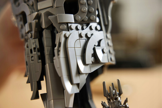 LEGO Icons 11373 Władca Pierścieni: Hełm Saurona – Kolekcjonerski Model Z Minifigurką