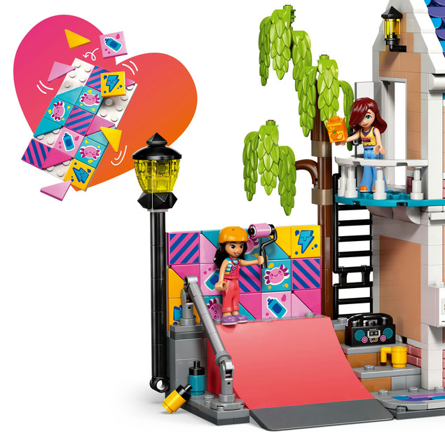 LEGO Friends 42687 Dom rodzinny Liann – domek z skateparkiem, 946 el.