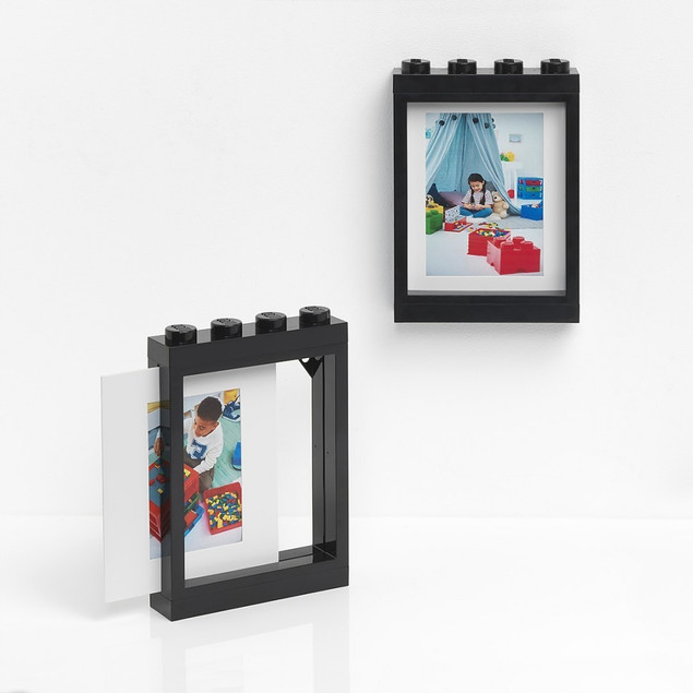 E2001A;">oryginalną ramką na zdjęcia LEGO®</strong> w eleganckim, czarnym kolorze! Ta stylowa ramka o wymiarach zewnętrznych 19 x 27 cm to nie tylko praktyczny element wystroju, ale prawdziwa gratka dla każdego miłośnika klocków LEGO. Idealnie wpisze się