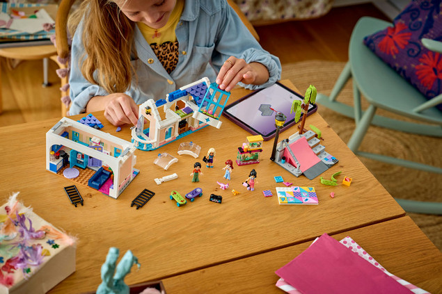 LEGO Friends 42687 Dom rodzinny Liann – domek z skateparkiem, 946 el.