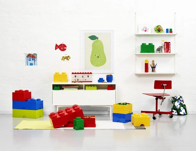 Pojemniki LEGO Storage w różnych kolorach i rozmiarach połączone