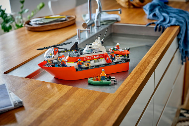 LEGO City 60504 Łódź Ratunkowa i Helikopter Straży Przybrzeżnej - Zestaw Akcji