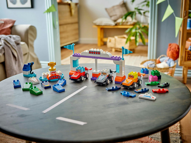 LEGO DUPLO Bolidy i Kierowcy F1 10445 Zestaw Wyścigowy dla Maluchów