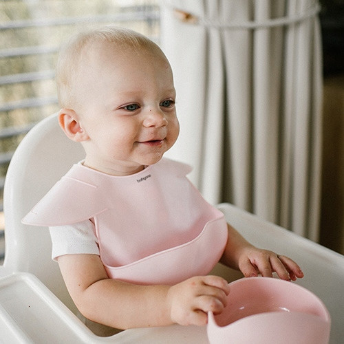 BABYONO SILIKONOWY ŚLINIAK Z REGULOWANYM ZAPIĘCIEM I KIESZONKĄ RÓŻ 1639/02