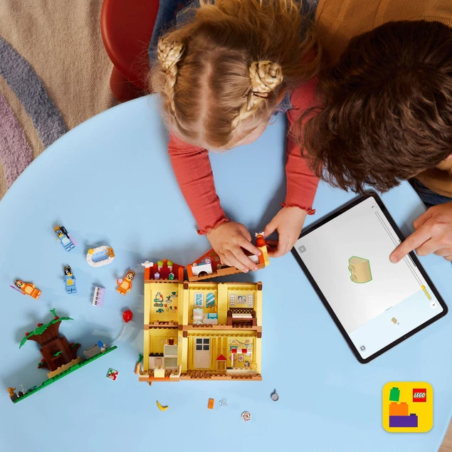 LEGO Bluey 11203 – Dzieci bawiące się zestawem