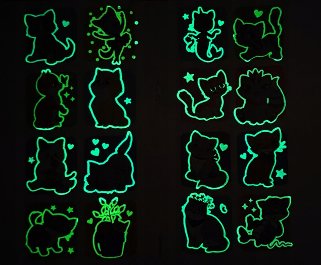 Brzdące Kolorują KOTKI Naklejki Świecące W Ciemności 3+ Skrzat