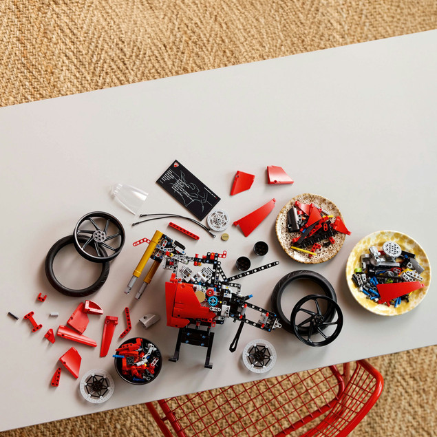 Klocki LEGO Technic motocykl Ducati Panigale V4 S 42202 1:5 1603 elementów