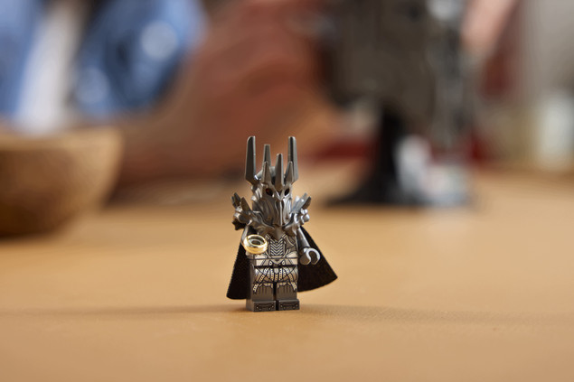 LEGO Icons 11373 Władca Pierścieni: Hełm Saurona – Kolekcjonerski Model Z Minifigurką