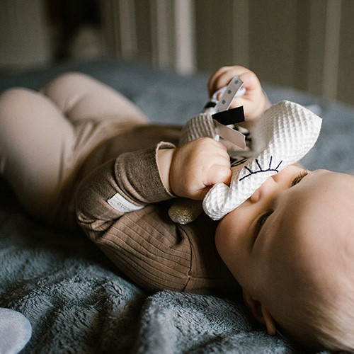 BABYONO PRZYTULANKA KONTRASTOWA SZELEŚCIK PTASZEK 0m+