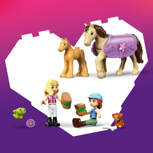 LEGO Friends 42695 Przyczepa z koniem i źrebaczkiem – 279 elementów, pojazd i przyczepa