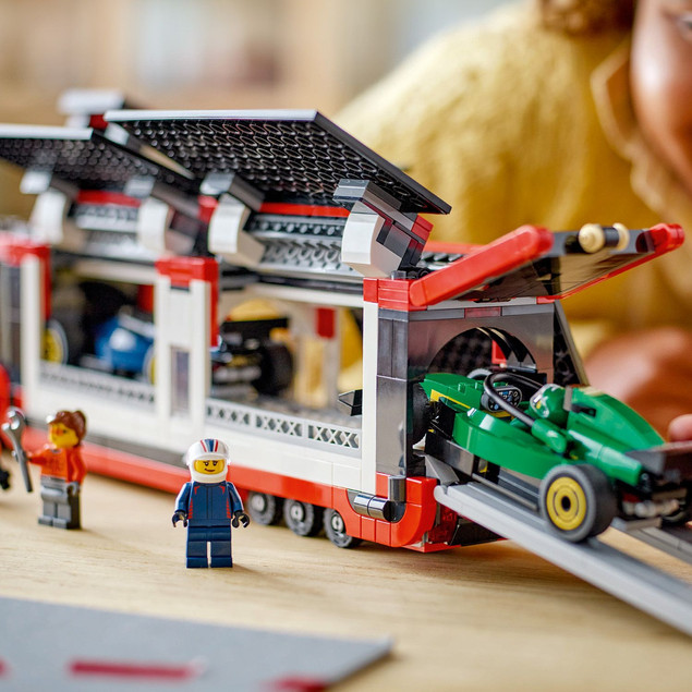 Klocki LEGO CITY 60445 F1 Ciężarówka z Bolidami RB20 i AMR24