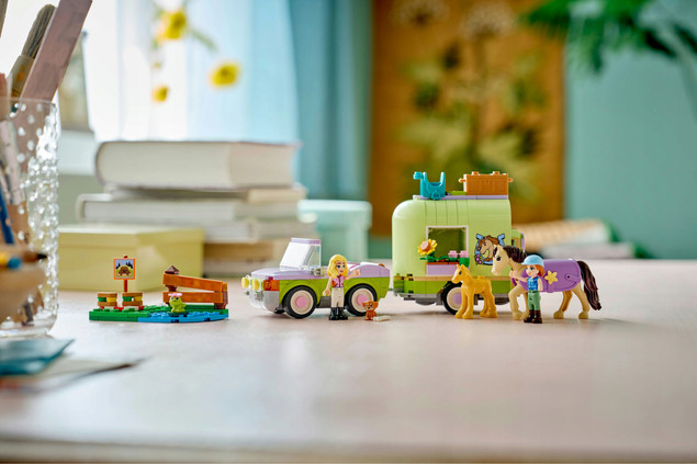 LEGO Friends 42695 Przyczepa z koniem i źrebaczkiem – 279 elementów, pojazd i przyczepa