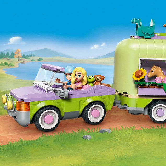 LEGO Friends 42695 Przyczepa z koniem i źrebaczkiem – 279 elementów, pojazd i przyczepa