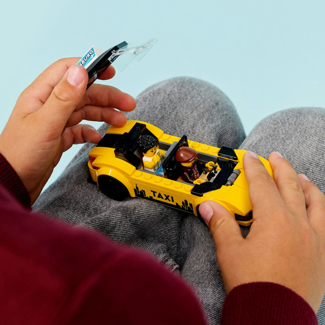 LEGO City 60487 Żółta taksówka elektryczna z minifigurkami
