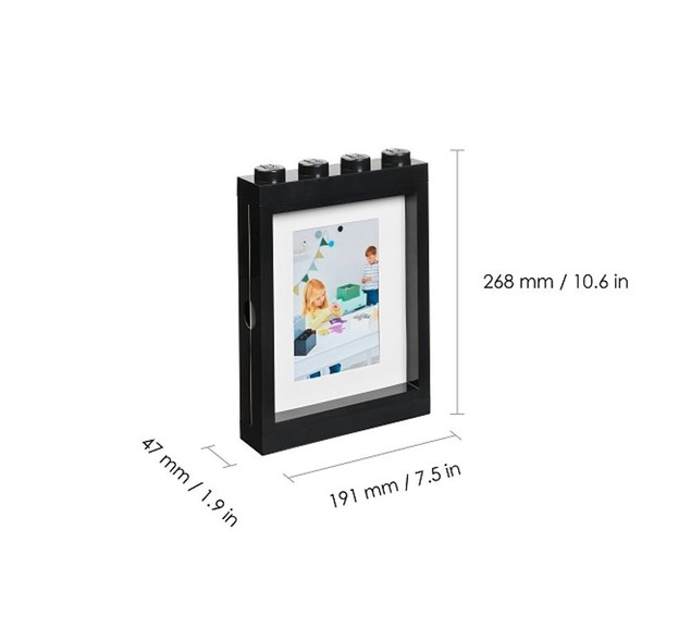 E2001A;">oryginalną ramką na zdjęcia LEGO®</strong> w eleganckim, czarnym kolorze! Ta stylowa ramka o wymiarach zewnętrznych 19 x 27 cm to nie tylko praktyczny element wystroju, ale prawdziwa gratka dla każdego miłośnika klocków LEGO. Idealnie wpisze się