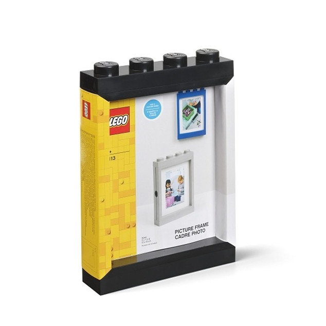 E2001A;">oryginalną ramką na zdjęcia LEGO®</strong> w eleganckim, czarnym kolorze! Ta stylowa ramka o wymiarach zewnętrznych 19 x 27 cm to nie tylko praktyczny element wystroju, ale prawdziwa gratka dla każdego miłośnika klocków LEGO. Idealnie wpisze się
