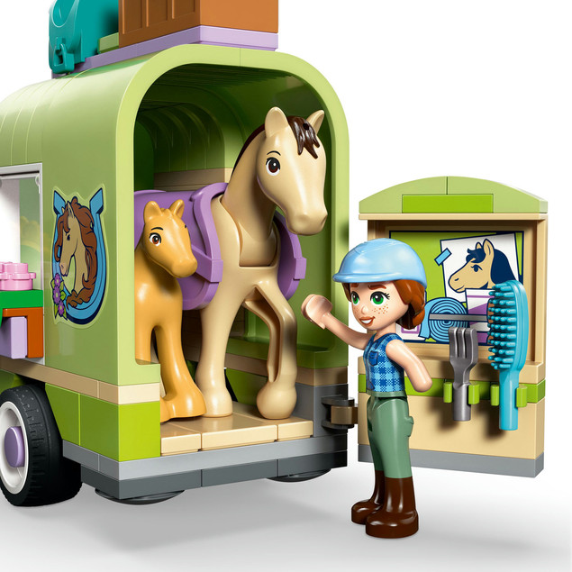 LEGO Friends 42695 Przyczepa z koniem i źrebaczkiem – 279 elementów, pojazd i przyczepa