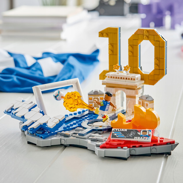 LEGO Editions 43013 Kylian Mbappé – Piłkarskie Moment 10; kolekcjonerski model 490 el.