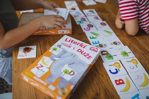 Adamigo Literki małe i duże - Gra Edukacyjna