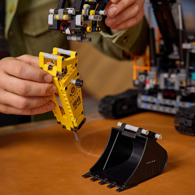 LEGO Technic 42215 Koparka Volvo EC500 Hybrydowa z Zmechanizowanymi Funkcjami dla Dorosłych
