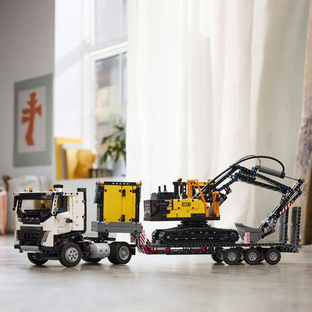 LEGO Technic 42175 Koparka EC230 Electric w akcji