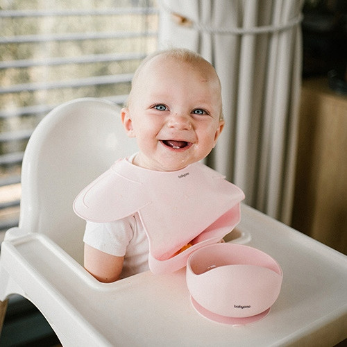 BABYONO SILIKONOWY ŚLINIAK Z REGULOWANYM ZAPIĘCIEM I KIESZONKĄ RÓŻ 1639/02