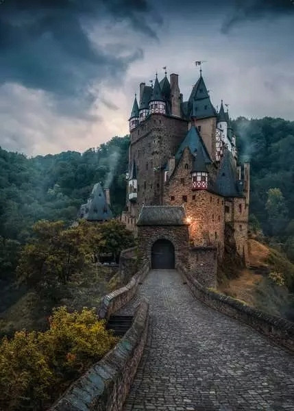 Ravensburger, Puzzle 1000: Zamek Eltz (12000626)