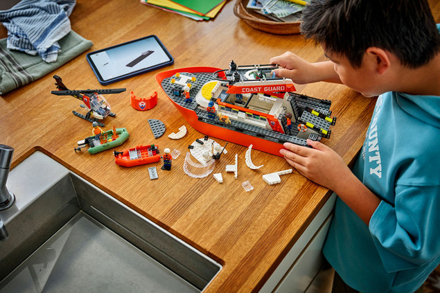 LEGO City 60504 Łódź Ratunkowa i Helikopter Straży Przybrzeżnej - Zestaw Akcji