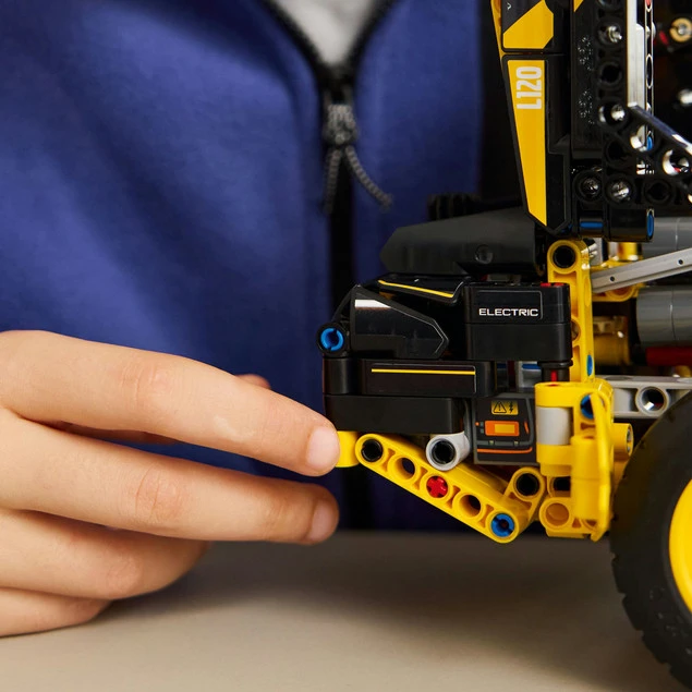 LEGO Technic 42209 Volvo L120 Elektryczna Ładowarka Kołowa - Widok boczny