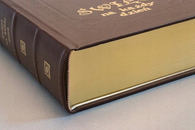 Przykładowe strony albumu Święci na każdy dzień