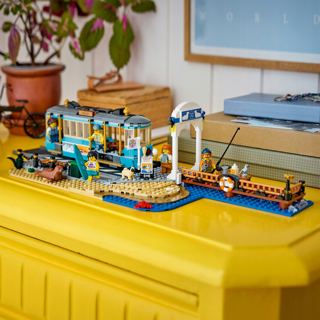 LEGO City 60506 Tramwaj przy plaży – Zestaw klocków z minifigurkami i zwierzętami