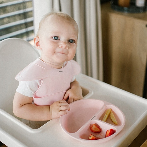 BABYONO SILIKONOWY ŚLINIAK Z REGULOWANYM ZAPIĘCIEM I KIESZONKĄ RÓŻ 1639/02