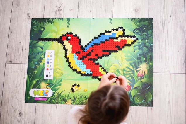 Meli Minis Birds przykład ułożonej papugi ary