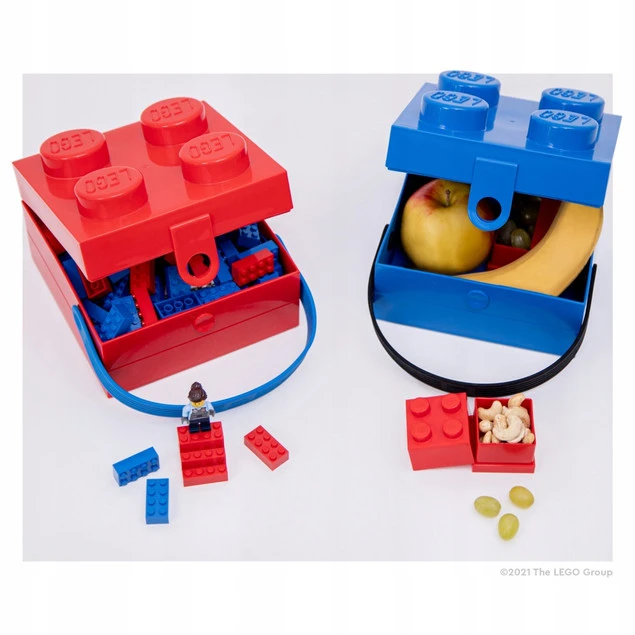 Dziecko z lunchboxem LEGO w kształcie klocka