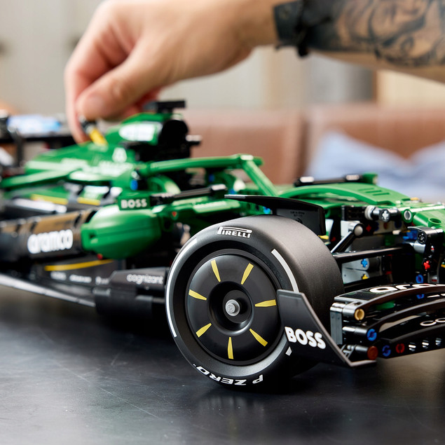 LEGO Technic 42240 Samochód F1 Aston Martin Aramco AMR25