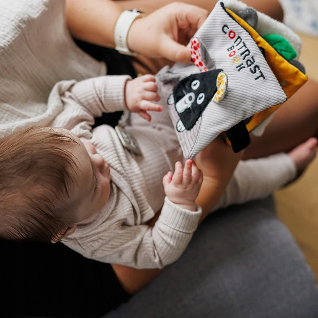 Książeczka sensoryczna Babyono 1679 wspomaga rozwój