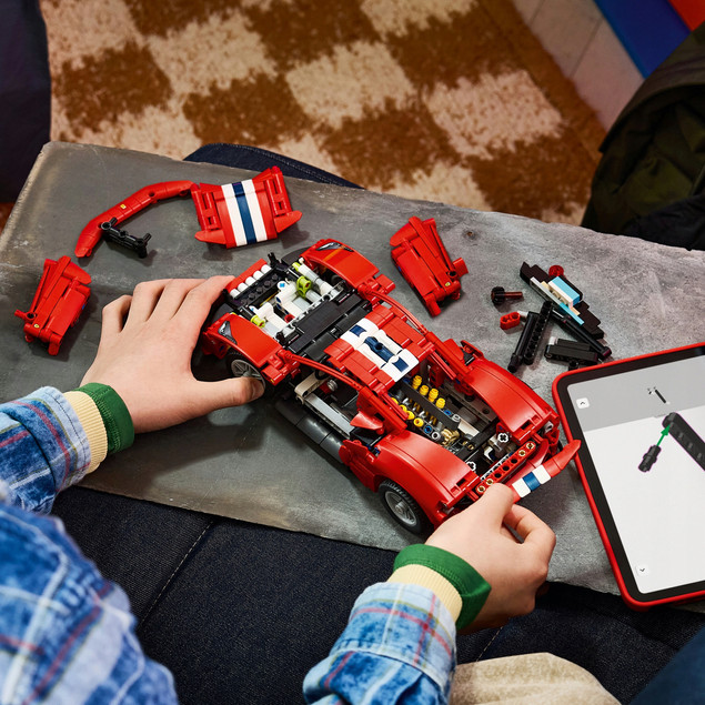 LEGO Technic 42235 Ferrari 488 Pista – model samochodu 882 elementy, 9+