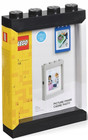 E2001A;">oryginalną ramką na zdjęcia LEGO®</strong> w eleganckim, czarnym kolorze! Ta stylowa ramka o wymiarach zewnętrznych 19 x 27 cm to nie tylko praktyczny element wystroju, ale prawdziwa gratka dla każdego miłośnika klocków LEGO. Idealnie wpisze się