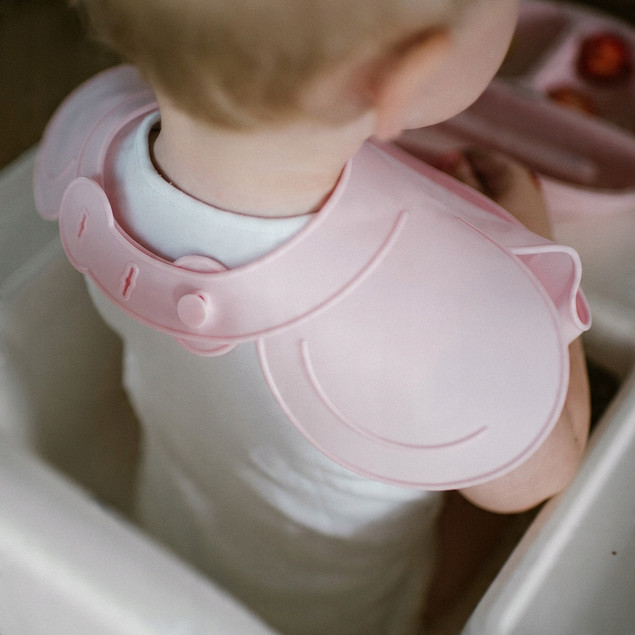 BABYONO SILIKONOWY ŚLINIAK Z REGULOWANYM ZAPIĘCIEM I KIESZONKOWY 1639/02