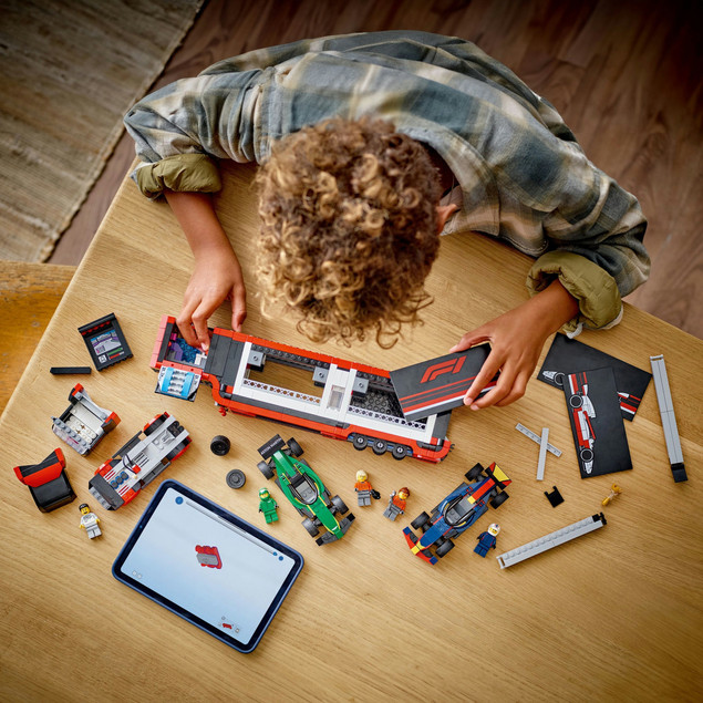 Klocki LEGO CITY 60445 F1 Ciężarówka z Bolidami RB20 i AMR24