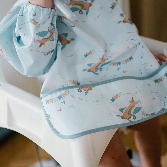 Śliniak fartuszek z długim rękawem i kieszonką 6m-2L PLANE Babyono 1476/03