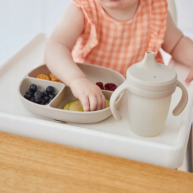 Kubek do nauki picia dla dzieci 6m+ z ustnikiem 240 ml silikon latte b.box – widok ogólny